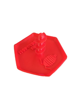 Carica l'immagine nel visualizzatore di Gallery,  Stanchi di muffe o feci in tutto il box di allevamento dei vostri isopodi? Con questa mangiatoia con spirale sarà tutto molto più semplice! Grazie al materiale plastico è facilmente lavabile, gli isopodi si ciberanno delle verdure avvitate sulla spirale cosi da non avere contaminazioni del substrato e successivo sviluppo di muffe, inoltre, la maggior parte delle feci rimarranno sul piattino cosi da pulire in facilità!