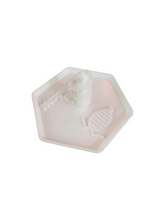 Carica l'immagine nel visualizzatore di Gallery,  Stanchi di muffe o feci in tutto il box di allevamento dei vostri isopodi? Con questa mangiatoia con spirale sarà tutto molto più semplice! Grazie al materiale plastico è facilmente lavabile, gli isopodi si ciberanno delle verdure avvitate sulla spirale cosi da non avere contaminazioni del substrato e successivo sviluppo di muffe, inoltre, la maggior parte delle feci rimarranno sul piattino cosi da pulire in facilità!