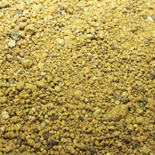 Load image into Gallery viewer, Lucky Reptile Desert Bedding "Golden Yellow" è un substrato per terrari progettato specificamente per rettili desertici. Questo substrato è composto principalmente da sabbia e argilla gialla naturale, simile al terreno trovato negli habitat desertici, ed è formulato per offrire un ambiente confortevole e realistico per rettili come lucertole, gechi e serpenti che provengono da regioni desertiche.