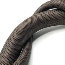 Load image into Gallery viewer, Le nostre liane Hygrolon di Dusk Tropic sono di prima qualità. L'Hygrolon è un materiale che può trattenere fino al 280% del proprio peso in acqua, imitando la corteccia degli alberi o un classico substrato di accrescimento. Inoltre l'hygrolon è estremamente durevole e non si deteriora, quindi non dovrai mai sostituirlo nel tuo terrario.