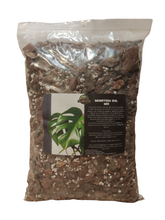 Carica l'immagine nel visualizzatore di Gallery, Il monstera soil mix consente alla radici più grandi di accedere all'ossigeno di cui hanno bisogno per crescere grandi e sane avendo una maggiore quantità di perlite e fibra di cocco. La fibra di cocco è un'ottima base sostenibile che non si compatta nel tempo e trattiene l'acqua più a lungo. In questo modo potrai attendere più a lungo prima di annaffiare nuovamente la tua Monstera. La sua grana grossa permette di drenare rapidamente l'acqua in eccesso, evitando ristagni idrici e sviluppo di batteri.