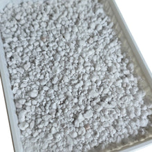 Carica l'immagine nel visualizzatore di Gallery, La perlite è un materiale vulcanico espanso, leggero e sterile, perfetto per molteplici usi sia in ambito botanico che terraristico.
Per gli amanti delle piante, la perlite migliora il drenaggio, favorisce l’aerazione del substrato e previene il ristagno d’acqua, rendendola ideale per il giardinaggio, l’orticoltura e la coltivazione indoor.