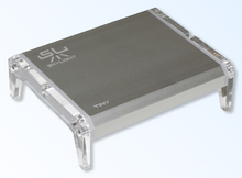 Load image into Gallery viewer, Lo spettro di luce emesso da queste lampade è idoneo al corretto processo di fotosintesi, rendendo questo prodotto adatto alla coltivazione anche delle specie vegetali più esigenti. SKYLIGHT TINY RH/RV sono offerte come set da 1 a 4 lampade indipendenti e sono adatte per diverse dimensioni di vivari, da più piccoli fino una larghezza di 80 cm e un'altezza fino a 90 cm a seconda della configurazione.
Il modello 2V è indicato per terrari alti permettendo alla luce, grazie alle lenti focali, di coprire 90cm di