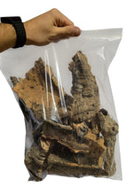 Carica l'immagine nel visualizzatore di Gallery, Realizzato al 100% in sughero naturale, questo mix di sugheri è ideale per allestimenti di terrari tropicali e naturali. Ogni pezzo è unico per forma e texture, offrendo un aspetto autentico e realistico.