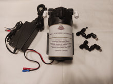 Carica l'immagine nel visualizzatore di Gallery, Pompa diaframma 24 volts 100 GPD, utilizzata in impianti di nebulizzazione automatici per terrari o come pompa booster per impianti d'osmosi inversa. La pompa produce un'alta pressione che può spingere fino a 20 ugelli sulla stessa linea, ultra silenziosa e permette l'utilizzo in maniera continuativa per più di 1 minuto.