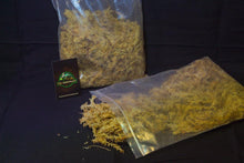 Carica l'immagine nel visualizzatore di Gallery, Muschio di sfangno secco di primissima qualità direttamente dal Cile. Utilizzato come componente per creare substrati per terrari tropicali grazie alla sua alta capacità di mantenere l'acqua al suo interno, ottimo come materiale di crescita e posizionamento per piante epifite come: orchidee, felci, bromeliacee, se mantenuto idratato e con corretta umidità può facilmente tornare vivo. Confezione da 150g contenente muschio già pre-idratato ma asciutto per non gravare nel peso di confezionamento.