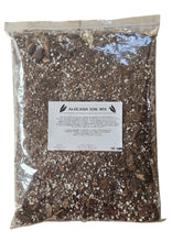 Carica l&#39;immagine nel visualizzatore di Gallery, Substrato specifico per Alocasie, studiato per garantire il perfetto equilibrio tra aerazione, drenaggio e nutrimento, ideale per la coltivazione in vaso. La miscela di fibra di cocco, bark, perlite, humus di lombrico e una piccola parte di torba assicura un ambiente radicale stabile e ben ossigenato. La torba, presente in minima quantità, contribuisce all&#39;apporto di nutrienti e al mantenimento dell&#39;umidità, senza compromettere la struttura arieggiata del composto. Realizzato con materiali naturali e mixato
