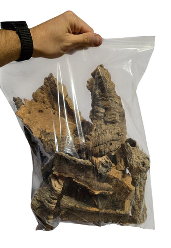 Realizzato al 100% in sughero naturale, questo mix di sugheri è ideale per allestimenti di terrari tropicali e naturali. Ogni pezzo è unico per forma e texture, offrendo un aspetto autentico e realistico.