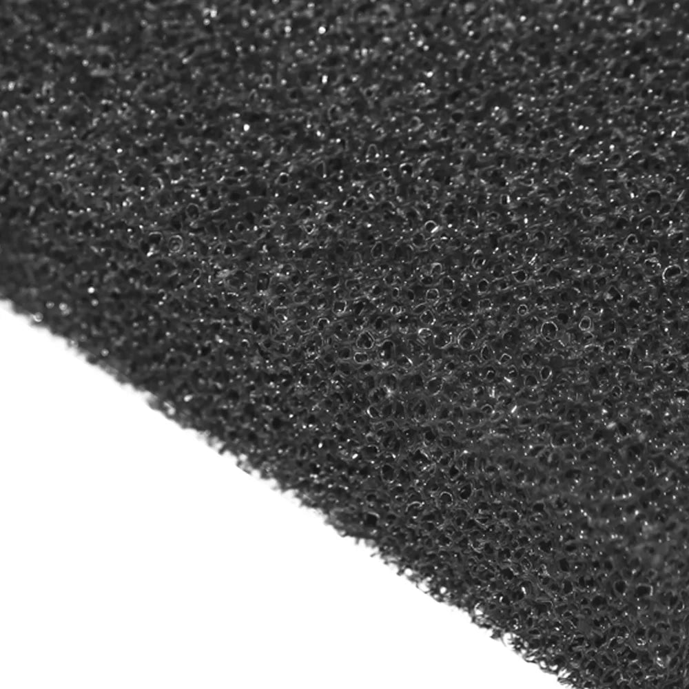 Dendroplate è un tappetino utilizzabile come drenaggio o substrato artificiale per terrari tropicali. Può essere utilizzato singolarmente come substrato con aggiunta di foglie sulla superficie. Non assorbe acqua, risultando ultraleggero, il tappetino può essere facilmente tagliato per adattarsi perfettamente senza scivolare o spostarsi nel terrario. Piante e muschi possono radicare in modo eccellente nel materiale così grossolano. Forniamo i tappetini nelle dimensioni 50 cm x 50 cm x 4 cm