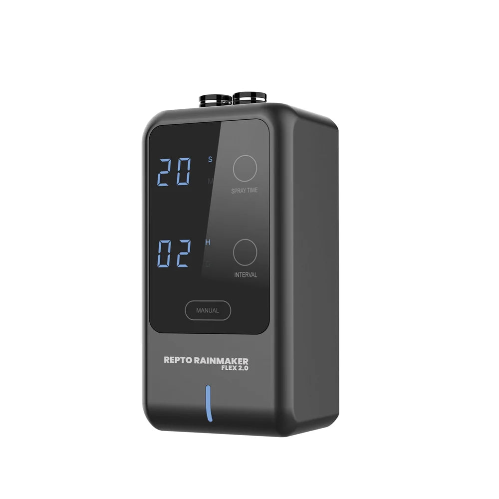 Il Repto Flex Rainmaker Flex 2.0 permette di creare una leggera pioggia automatica all’interno del terrario in pochissimi passaggi.
Il sistema è semplice da usare: tramite tre comandi puoi impostare la durata della nebulizzazione, la frequenza dei cicli e l’accensione o lo spegnimento del dispositivo.
È sufficiente collegarlo a un contenitore d’acqua a tua scelta per metterlo in funzione.