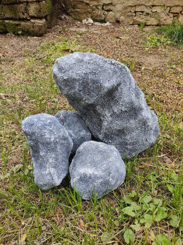 Rocce sintetiche ultraleggere, il kit è composto da 1 roccia grande (30x23 cm) e 3 rocce piccole (17x10cm). Le nostre creazioni sono fatte rigorosamente a mano, sono completamente idrorepellenti e antigraffio. Possibilità di creazione su misura.